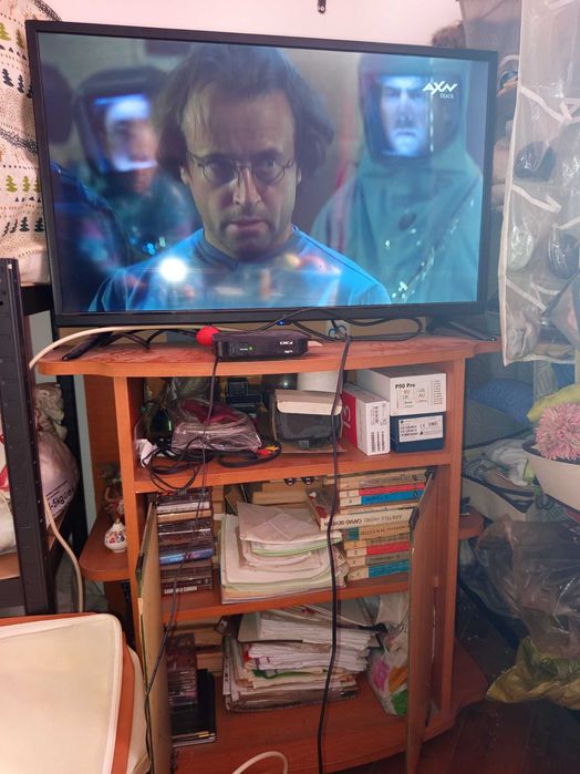 Vând comodă pentru televizor pe rotile și noptieră cu sertare