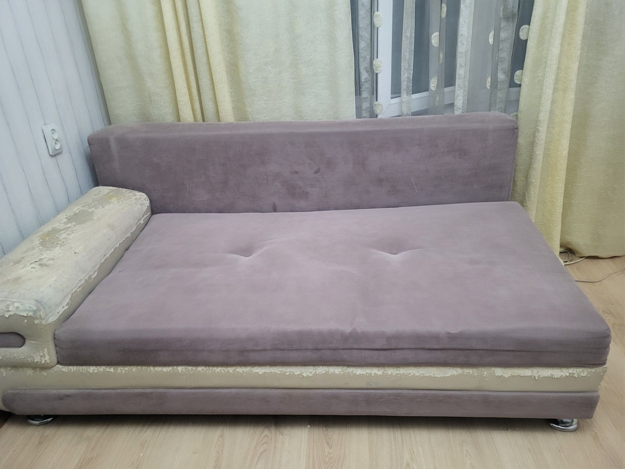 Продам тахту , б/у, в сносном состоянии, совсем дёшево