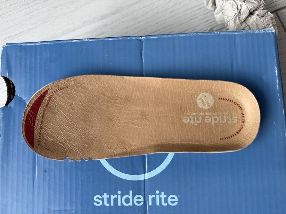 Продам детские ботинки stride rite