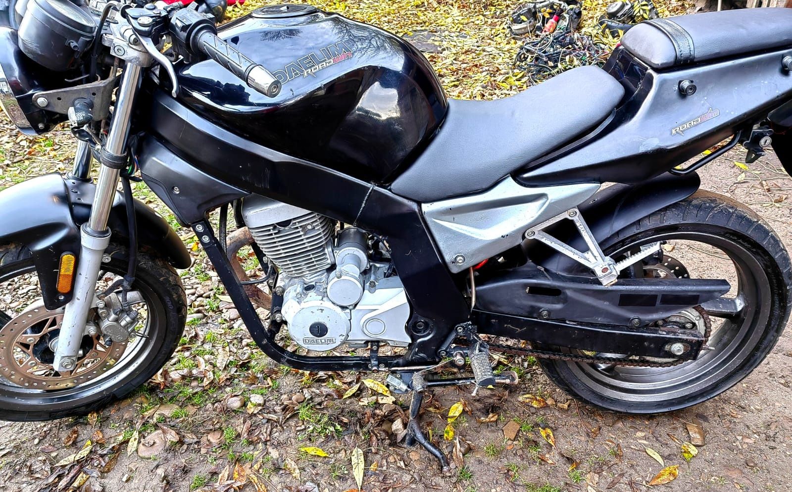 Motocicleta impecabilă Daelim Roadwin motorizare 125cc-4T. Neg.