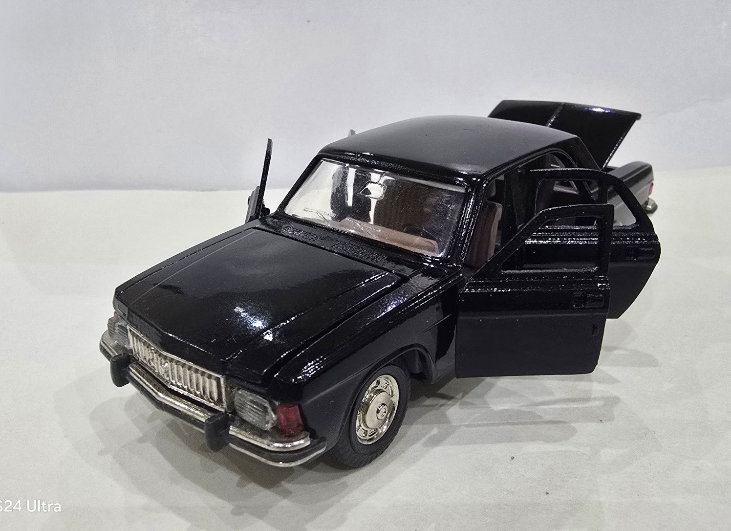 Продам модель автомобиля производства СССР Волга 3102