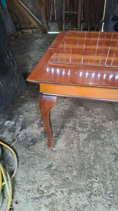 Vând masă  cu 4 scaune  sufragerie sau dormitor