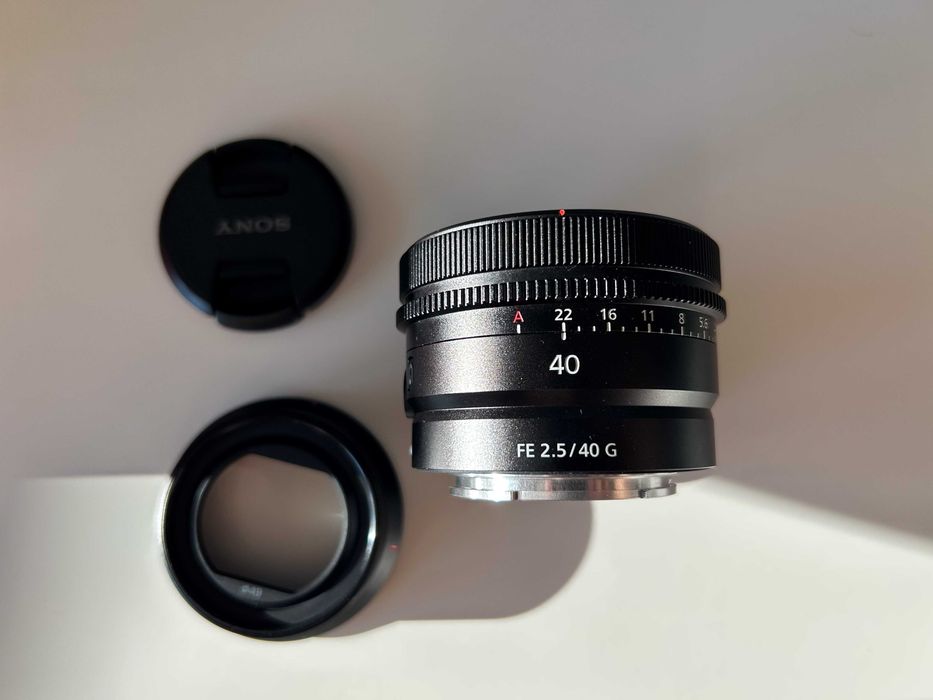 Sony 40 mm F2.5 in cutie