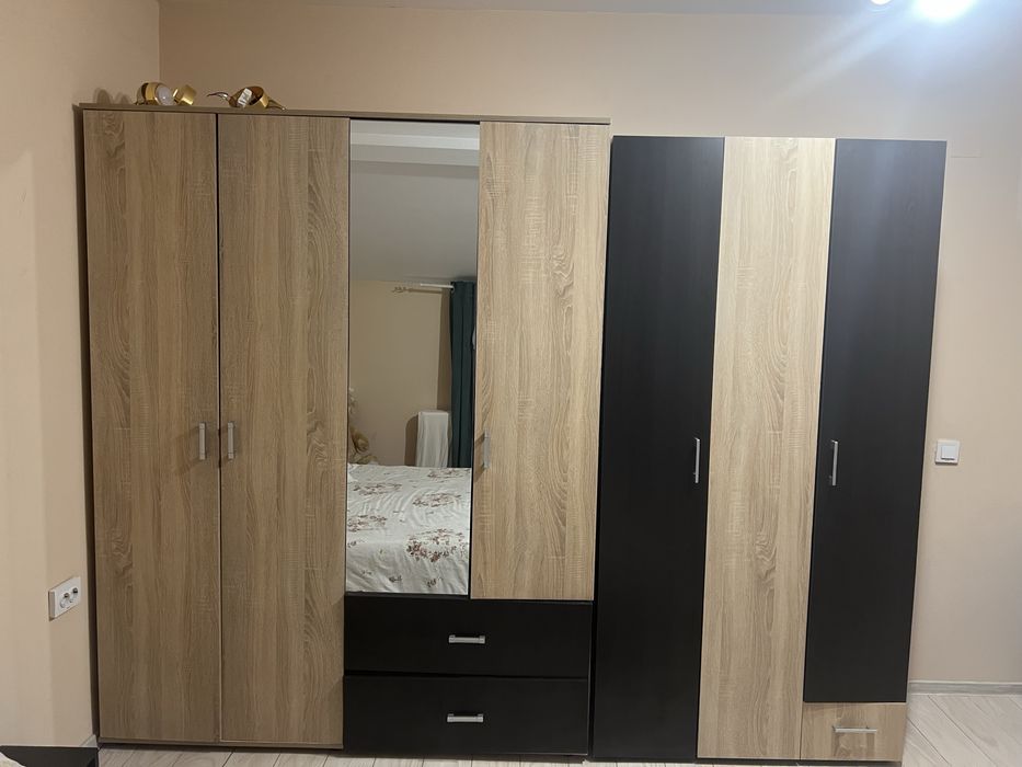 Vand dulapuri pret negociabil