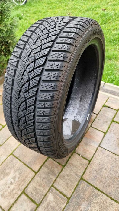 1 anvelopa iarna 215 45 R 17 Goodyear