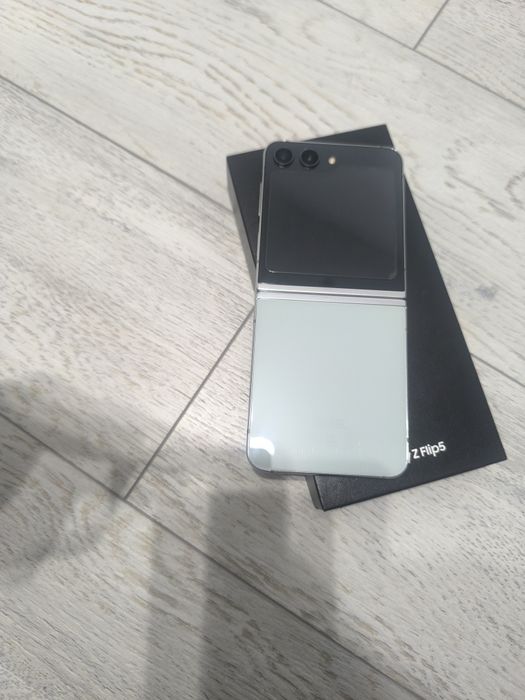 Vând s-au schimb Samsung Galaxy Z Flip5