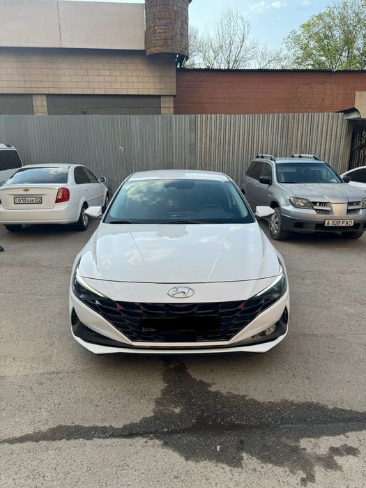 Hyundai Elantra 1.6 АКПП 8 ступка 2021 год
