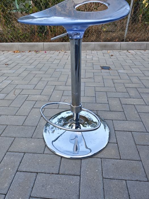 Продавам бар стол