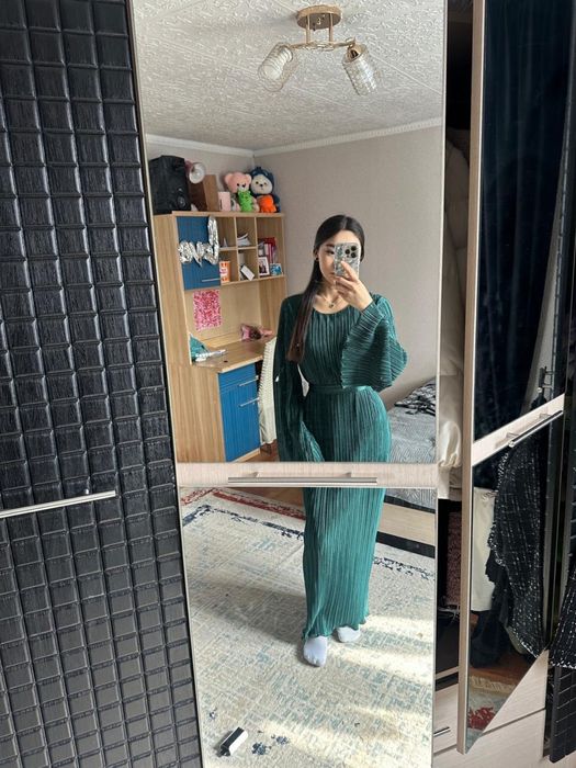 Продам платье,изумрудный цвет