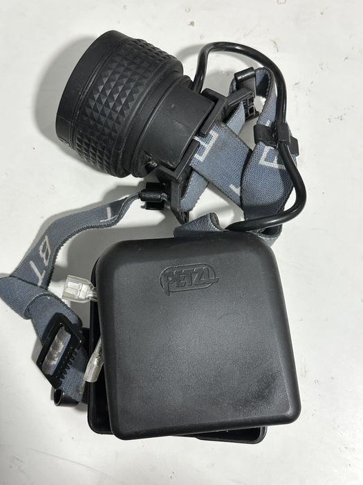 Lanterna frontala cap drumetii Petzl si Silva