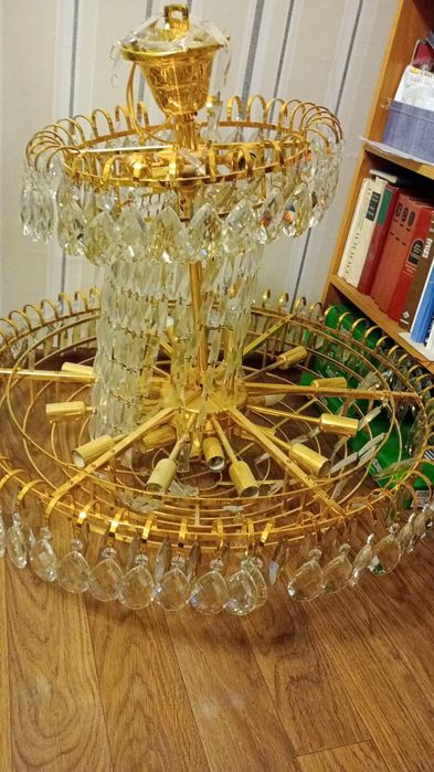 Продам хрустальную люстру