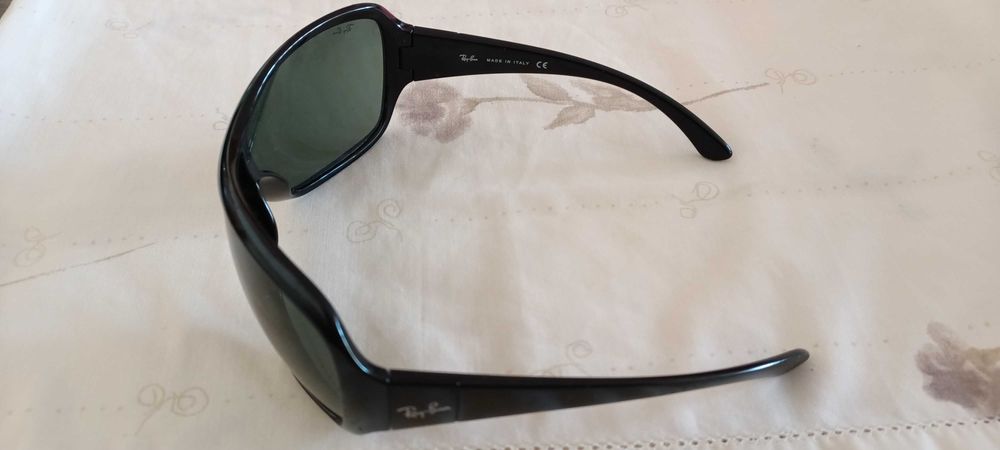 Ochelari de soare de damă.