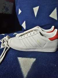 Adidasi Gazelle.