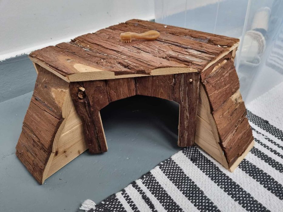 Casă din lemn, cu scară, pentru rozătoare