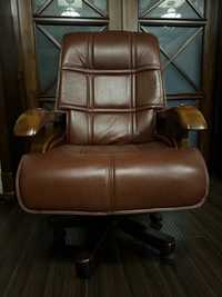 Продам механическое кожаное кресло для офиса