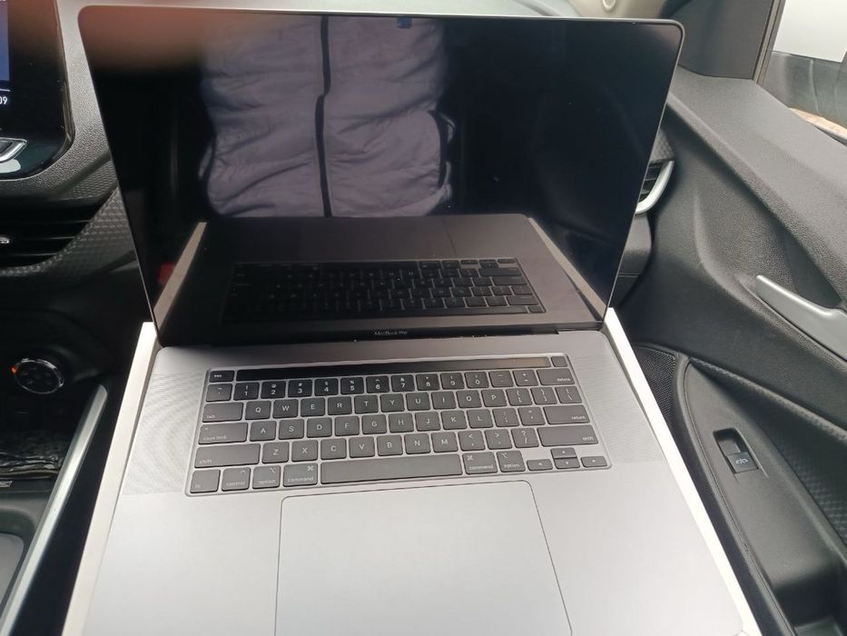 Продам срочно макбук про состояние как новая пользывались очень мало