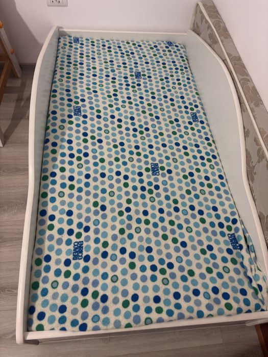 Pat de baieti , masinuta