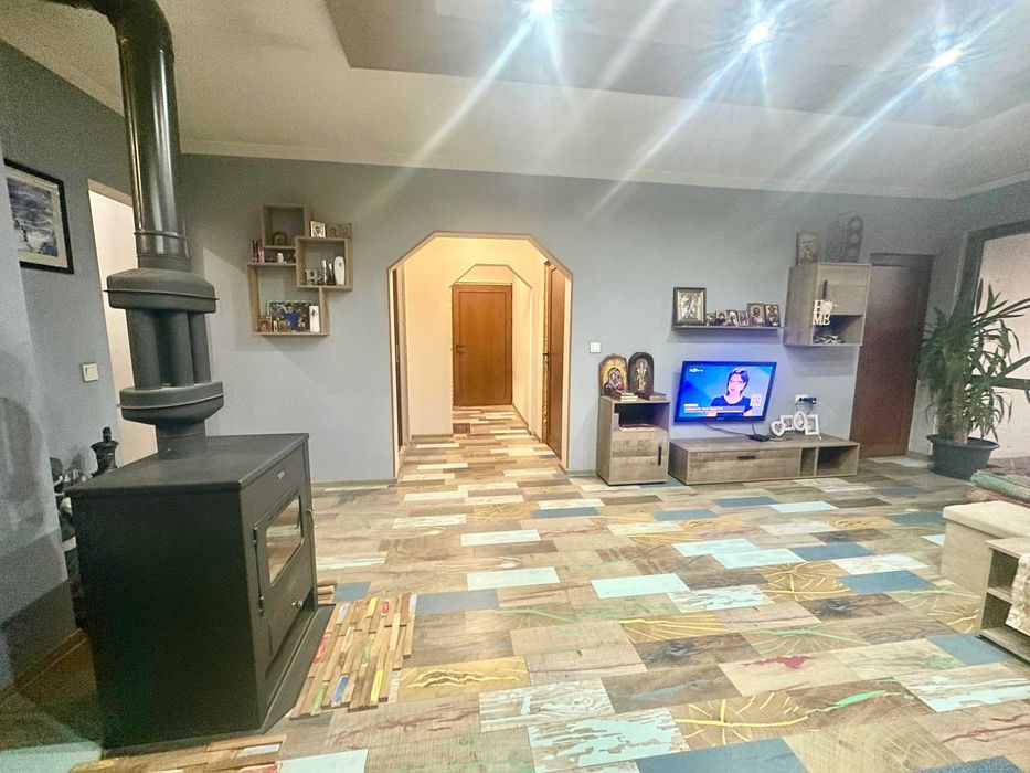 Продава къща в с. Лесново