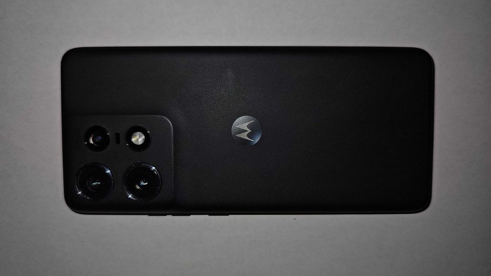 Vand motorola edge 50 pro, vechime 6 luni cu ecranul spart dreapta sus