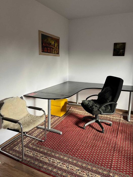 Închirez casă cu 3 dormitoare, 2 livinguri și 3 băi, curte și parcare.