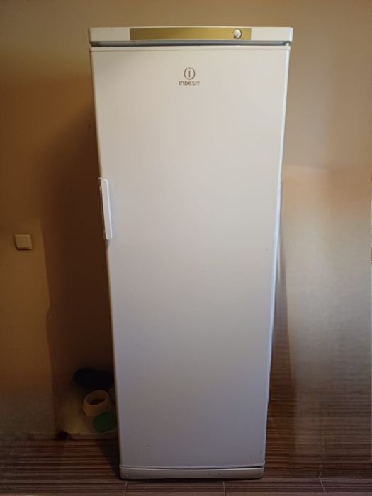 Продаётся морозильник Indesit SFR 167.002,