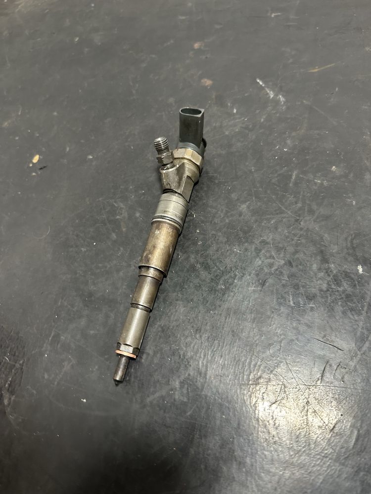 Injector BMW Seria 5 E60 525d 2.5 diesel 177cp 7794652