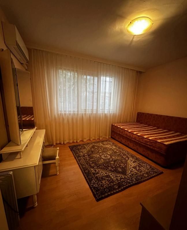 Тристаен апартамент под наем в Център