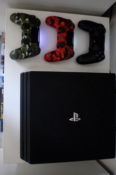 PlayStation 4 Pro 1TB + 3 controllere + Jocuri