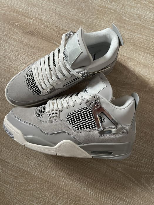 Jordan 4 frozen moment
