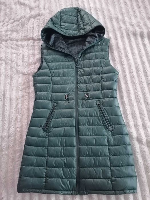 Vestă matlasata lungă cu glugă
