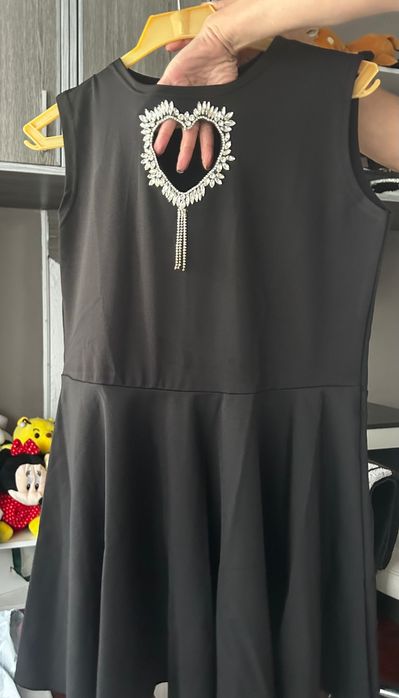 Черна къса рокля със сърце от камъчета