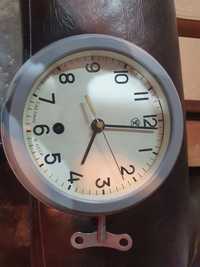 Часы настенные с ручным подзаводом.