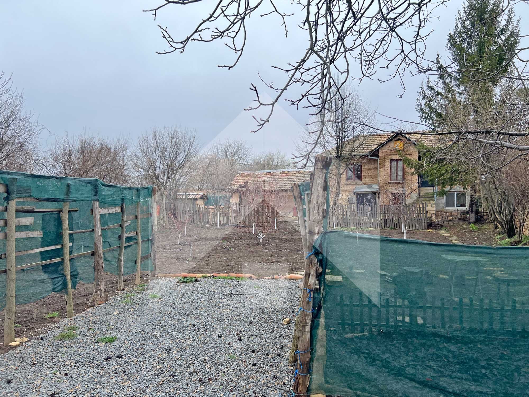 Продава запазена, селска къща с кладенец в село на 10 мин от града.