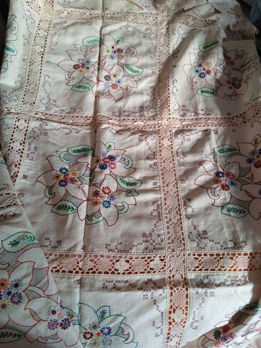 Старинна ръчно изработена покривка за маса с размери 164*125 см.