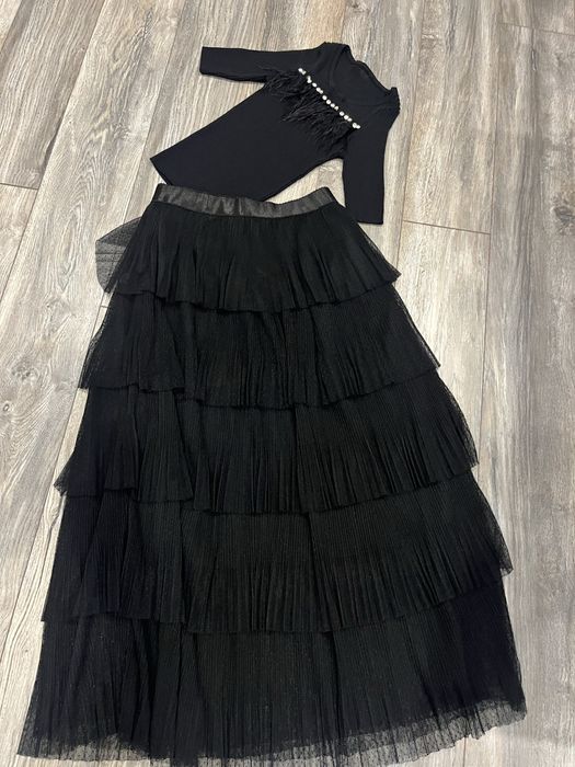 Черен костюм с камъни и пера