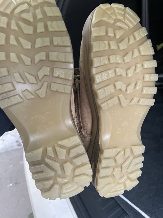 Ботинки желтые с высоким берцем.