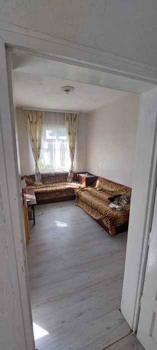 Двуетажна тухлена къща в с.Певците