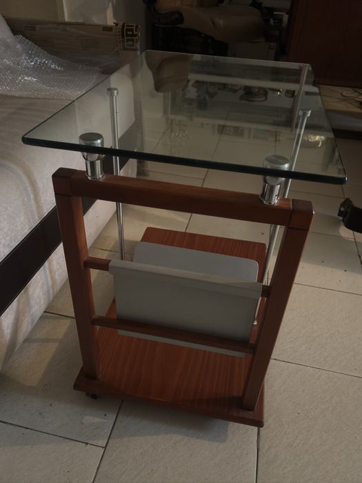 Стъклена маса на колелца