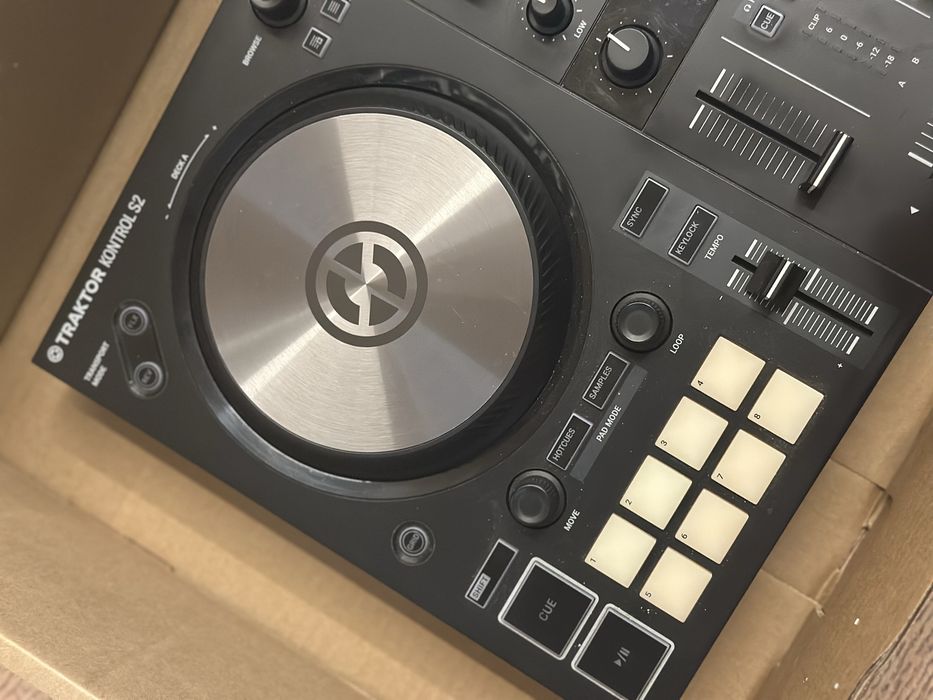 DJ контролер Traktor Kontrol S2 ( Конзола , Пулт )