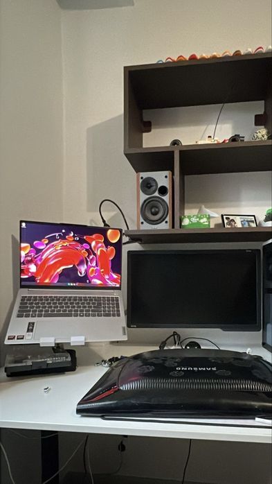 Suport VESA pentru laptop