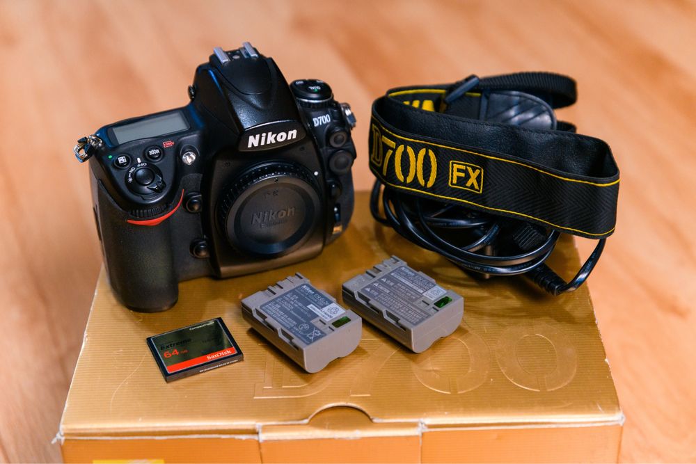 Nikon D700 (card 64gb, grip original, 2 acumulatori)