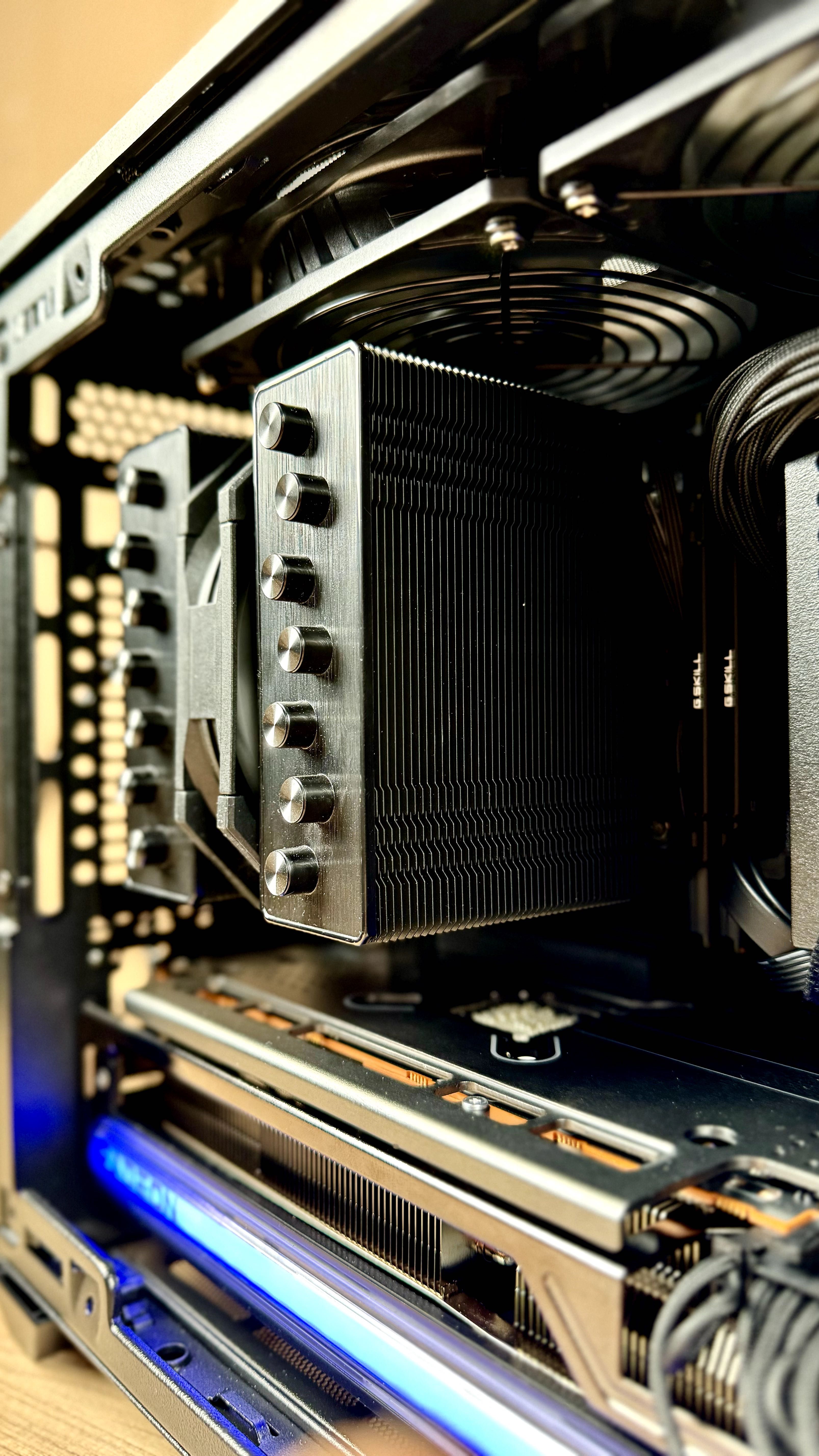 CoolerMaster NR200P / SFF ITX / 7600X / 32GB RAM / 7800XT 16GB / 2TB