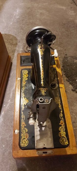 Продавам стара  руска шевна машина с кутия 1968година