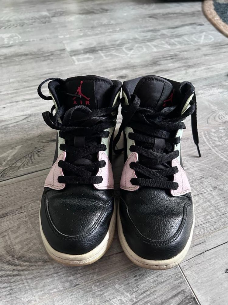 Adidași Nike Air Jordan 1 Mid SE cu talpa fosforescentă