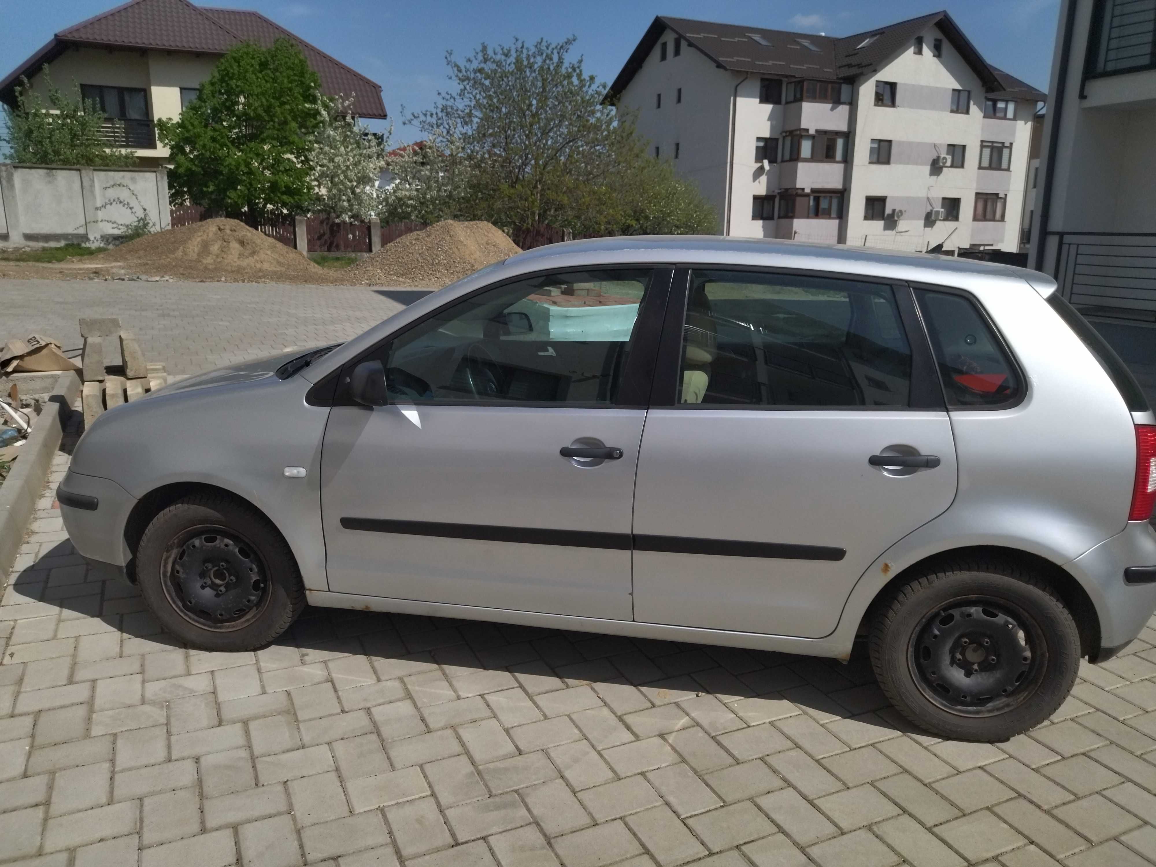 Vând VW POLO, an 2004, benzină, motor 1200, stare bună de funcționare.