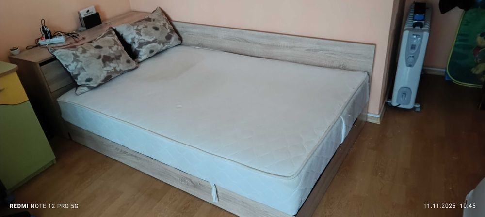 Легло с матрак и скрин, почти неползвани