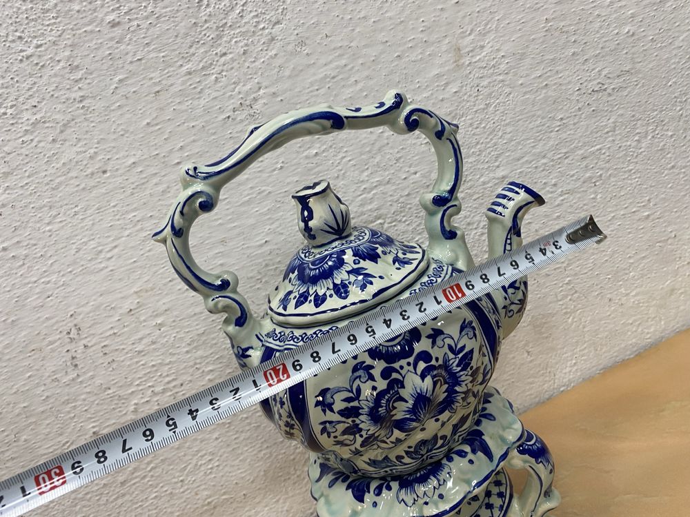 Белгийски порцеланов чайник  със стойка и спиртник на Boch Belgium