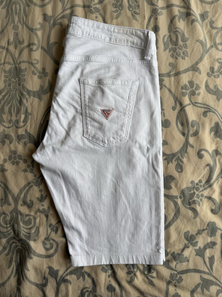Vand pantaloni scurti Guess