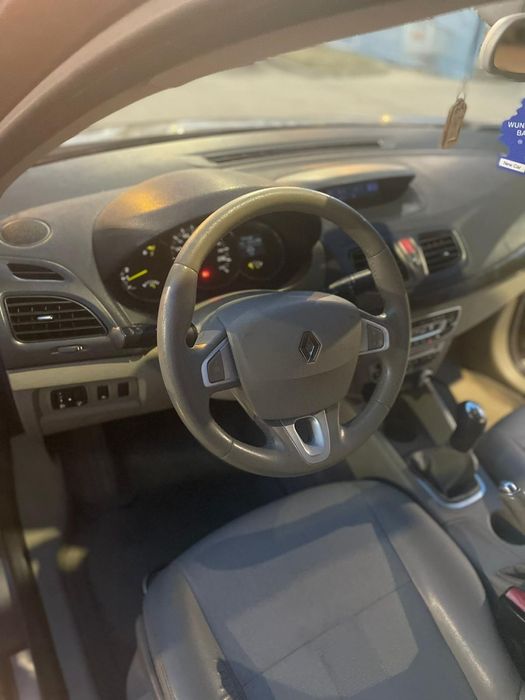 Vând Renault fluence 1.6 3800 €