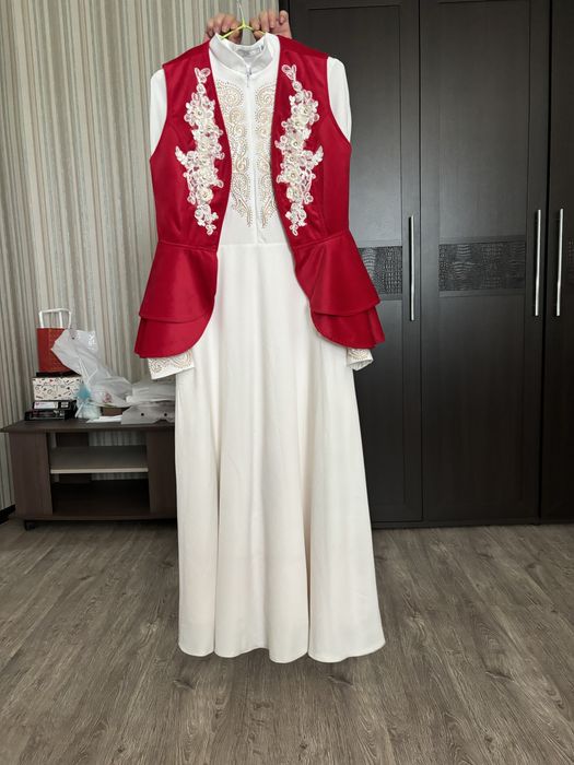 Национальное казахское белое платье и камзол